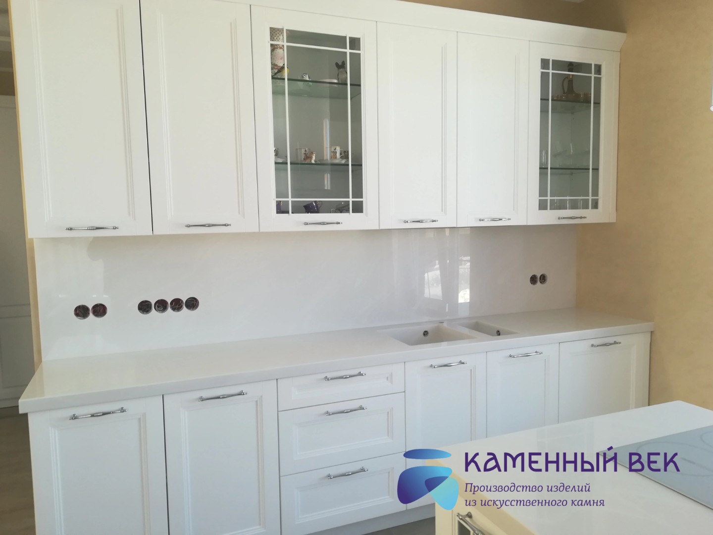 Столешница для кухни Dupont Corian Venaro White с интегрированной мойкой