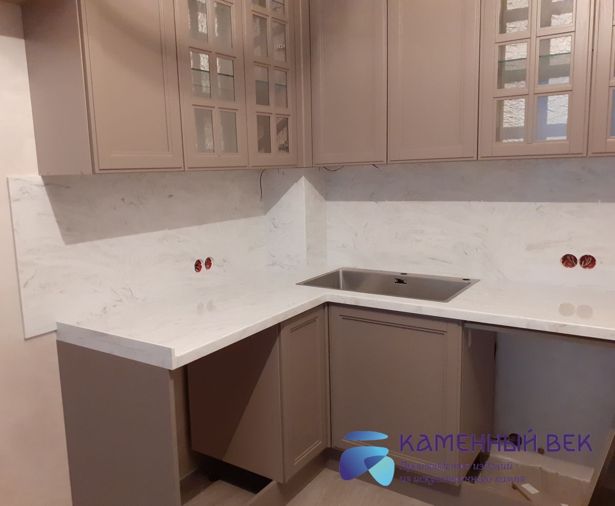 Столешница из камня Corian Limestone Prima со стеновой панелью