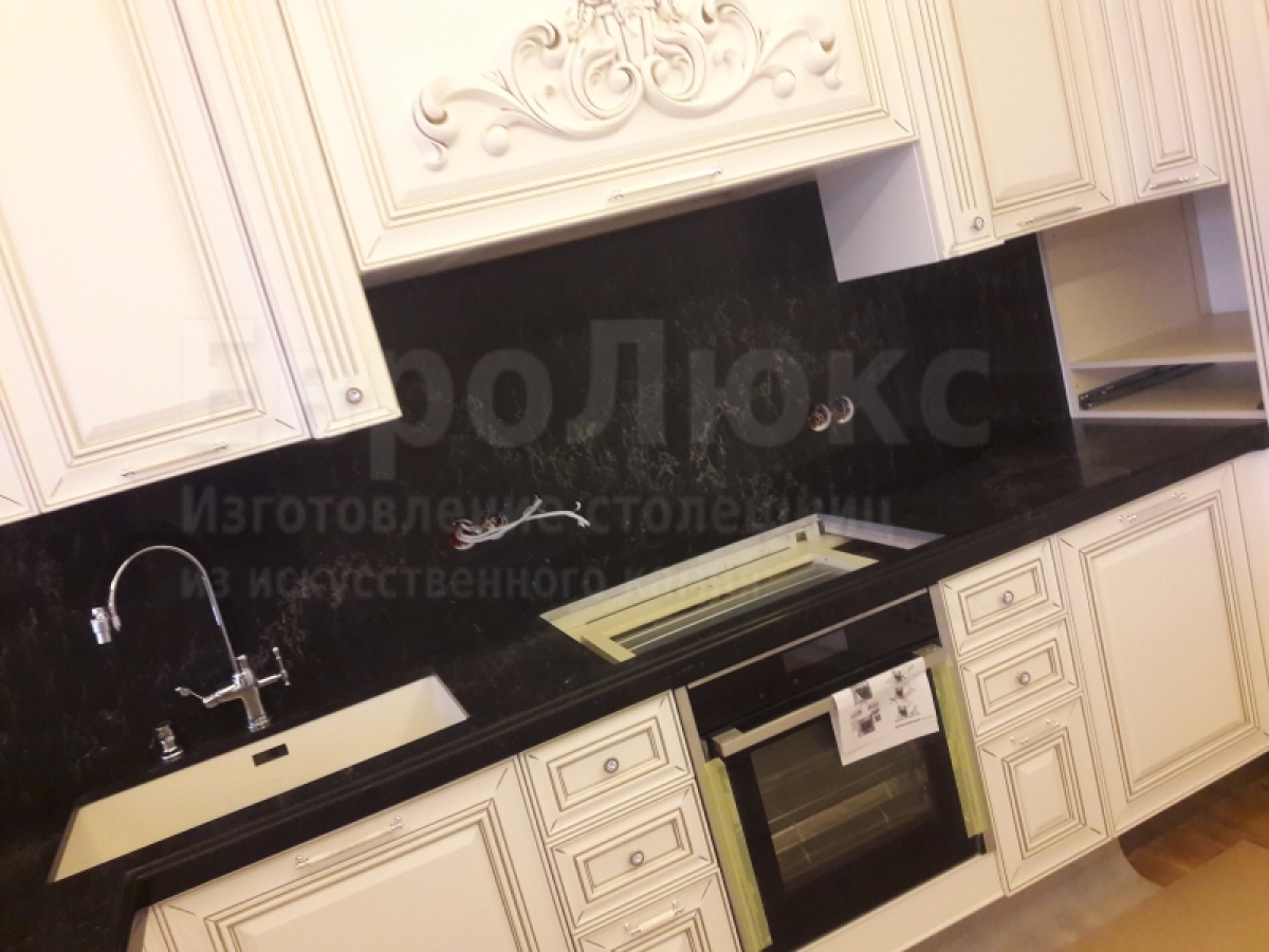 Столешница угловая для кухни из кварцевого агломерата Caesarstone 5100 Vanilla Noir